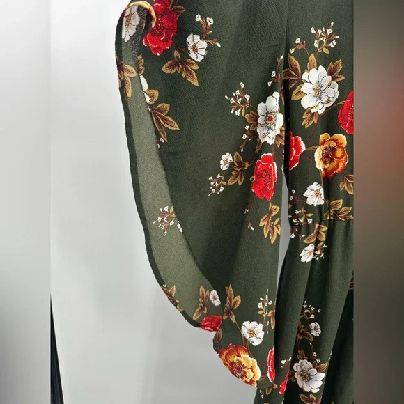 Simple Red and Green V-Neck Bell Sleeve Gown - Picture 5 of 7